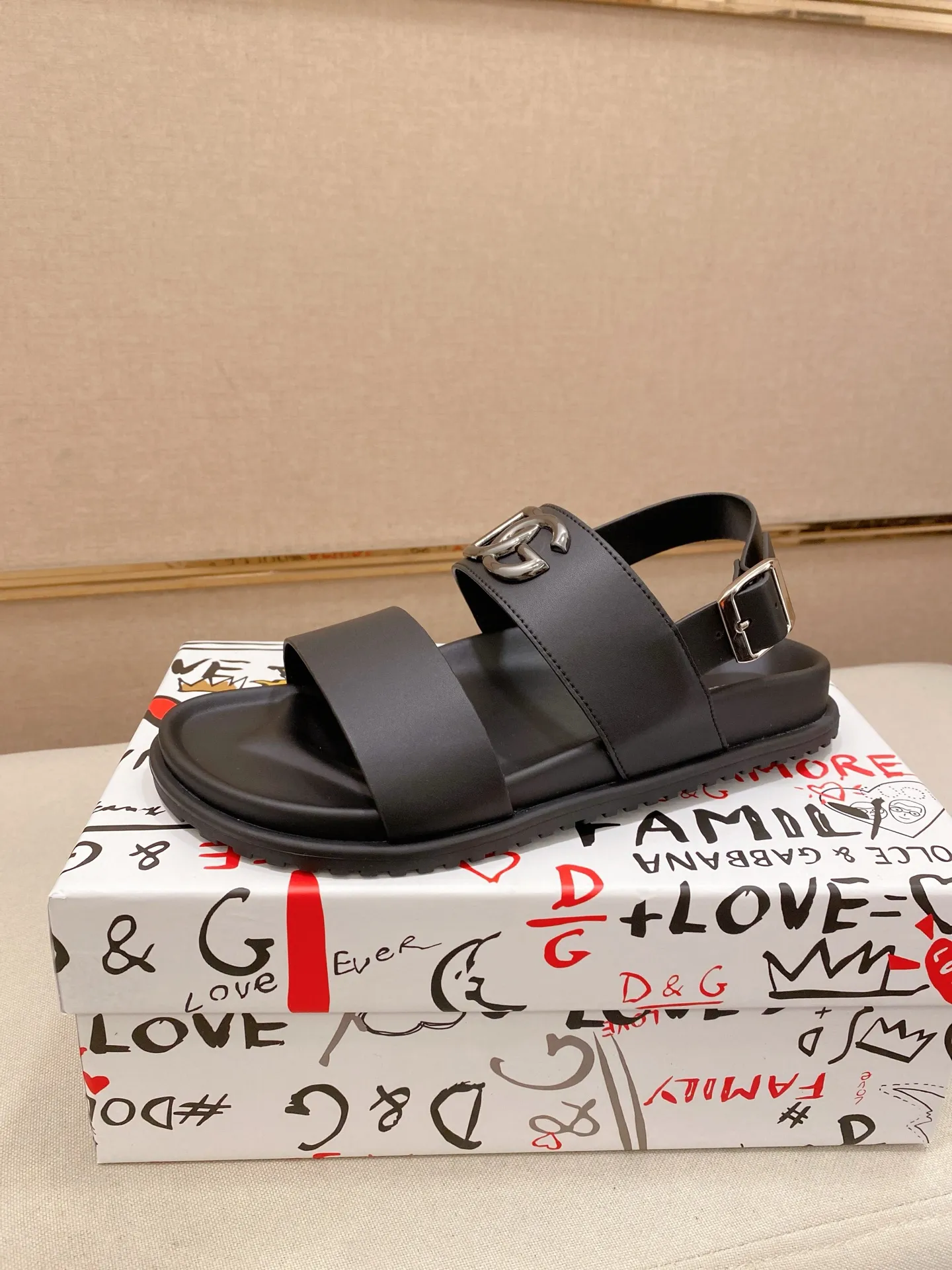 Factory price: 300💰 DG men's sandals and slippers. Showcase high-end style design. The DG strap is embellished with an aluminum DG buckle to enhance the style. Paired with a comfortable tonal notch sole, they pair easily with shorts or jeans for a sophisticated look. Main body: cow leather, technical fabric lining: cow leather, with adjustable straps, aluminum DG buckle, EVA insole, tonal notch rubber outsole splicing structure 👌 Size: 38-44 Customized 45